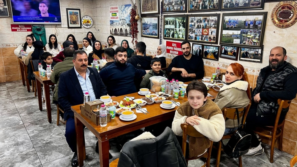SELİMİYE CAMİ’NİN GÖLGESİNDE TÜDEŞ AİLESİNDEN İFTAR SOFRASI